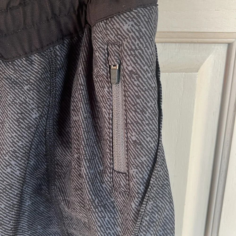 Women’s size medium Vuori shorts - Picture 3 of 5